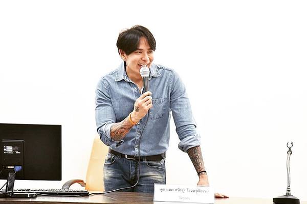 แทค ภรัณยู กับบทบาทอาจารย์พิเศษสุดเท่ อยากไปนั่งเรียนด้วยจัง