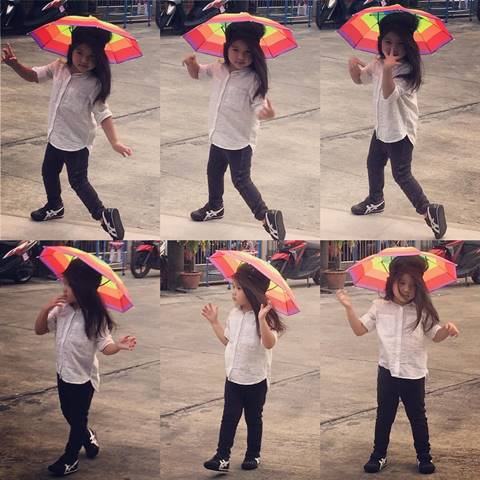 คลิปน่ารัก น้องมะลิ โชว์สเต็ปแดนซ์แบทเทิลกับพี่ ๆ แก๊งบีบอยซะด้วย 