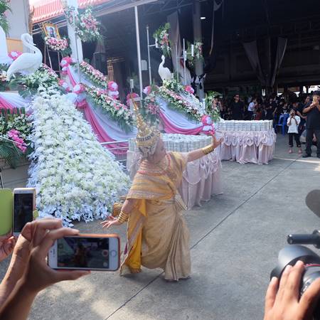 ตุ๊กกี้ สวมชุดไทยงดงาม