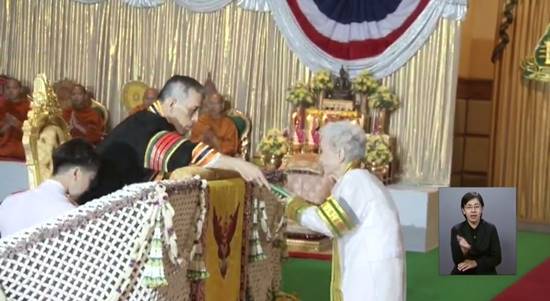 คุณยายวัย 91 สุดปีติ เข้ารับพระราชทานปริญญาบัตรจากพระหัตถ์ ร.10