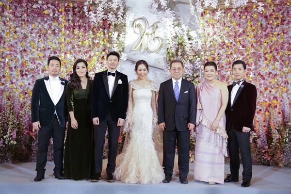 เปิดภาพงานแต่งไฮโซ รวิ วรมาศ ทายาทคิง เพาเวอร์ 