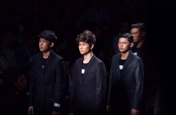 หล่อได้แม่ ! น้องอีตั้น ลูกหมิว ลลิตา อวดมาดนายแบบเป๊ะทุกย่างก้าว 