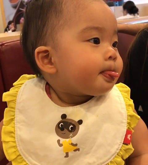 คลิปน่ารัก น้องเป่าเปา แจกความสดใส ทำท่าแลบลิ้นแบร่ ๆ 