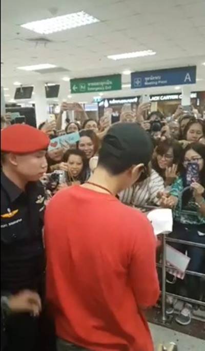 เป๊ก ผลิตโชค ไม่ใช่แค่ห้าง แต่สนามบินก็แตก FC มารับแน่น กรี๊ดสนั่น !!