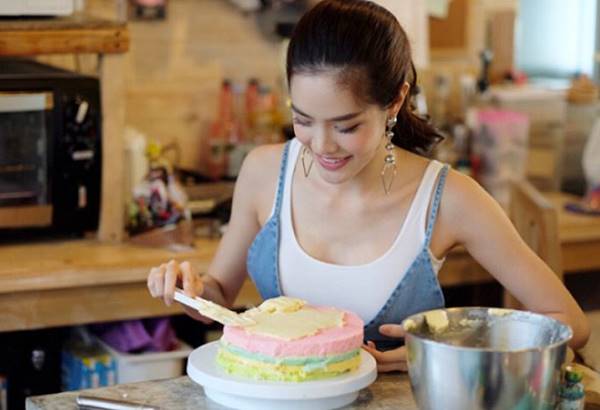 หวานเบอร์แรง ! เกรซ กาญเกล้า เข้าคอร์สเรียนทำเค้ก เซอร์ไพรส์วันเกิด ไฮโซขุนพล 