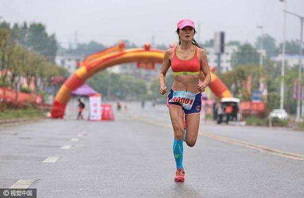 สุดยอด ! คุณแม่ลูกหนึ่งวัย 50 สุดฟิต ว่ายน้ำพิชิตช่องแคปมะละกา