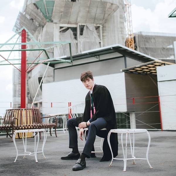 ส่องบัณฑิตหนุ่มป้ายแดงจากรั้ว ม.เกษตร