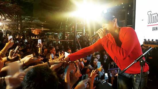 ย้อนคลิป เป๊ก ผลิตโชค เมื่อ 2 ปีก่อน ร้องเพลงแต่คนเดินหนี-คนดูแค่ 20 คน