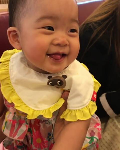 คลิปน่ารัก น้องเป่าเปา แจกความสดใส ทำท่าแลบลิ้นแบร่ ๆ 