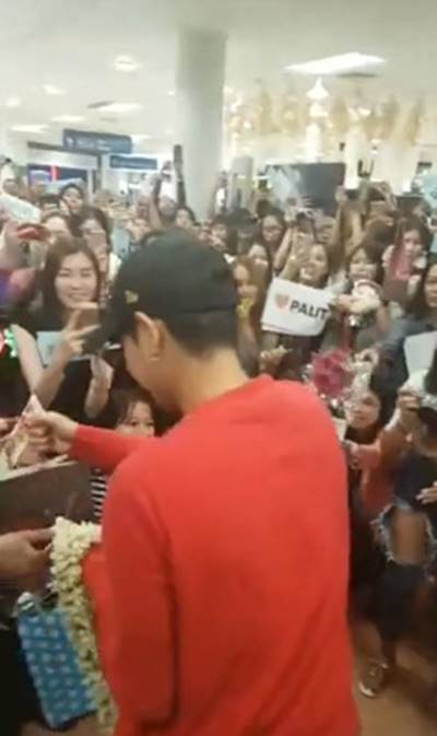 เป๊ก ผลิตโชค ไม่ใช่แค่ห้าง แต่สนามบินก็แตก FC มารับแน่น กรี๊ดสนั่น !!