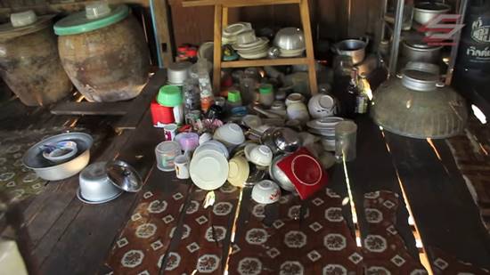 เห็นแล้วอึ้ง ! เปิดบ้านไม้หลักแรกของ โจ๊ก โซคูล ที่จ. พิษณุโลก สภาพเป็นแบบนี้