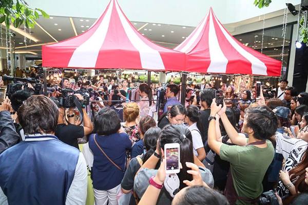 กรุแม่แตก !! อั้ม พัชราภา ขนแบรนด์เนมเลหลัง ถูกสุด ๆ แค่ 300 ทำห้างแทบแตก