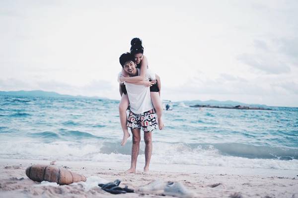 ฝ้าย Am Fine เปิดตัวหวานใจในทริปเที่ยวทะเล