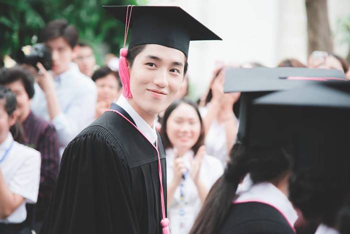 ส่องบัณฑิตหนุ่มป้ายแดงจากรั้ว ม.เกษตร