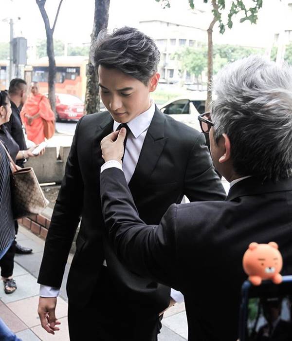 เจมส์ จิรายุ 