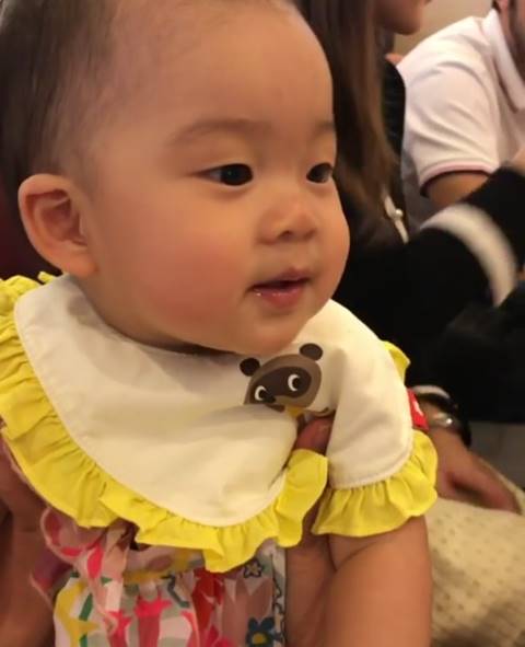 คลิปน่ารัก น้องเป่าเปา แจกความสดใส ทำท่าแลบลิ้นแบร่ ๆ 