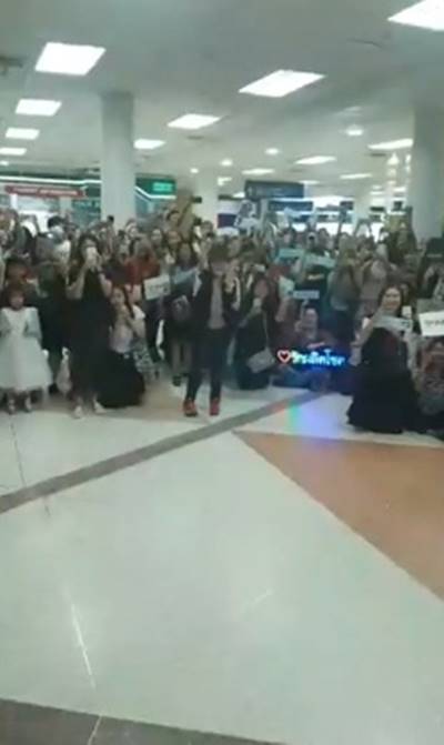 เป๊ก ผลิตโชค ไม่ใช่แค่ห้าง แต่สนามบินก็แตก FC มารับแน่น กรี๊ดสนั่น !!