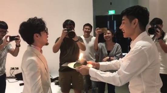 จิ้นมั้ย ? เป๊ก ผลิตโชค ยกเค้กเซอร์ไพรส์วันเกิด ทอม อิศรา น่ารักอย่างแรง 