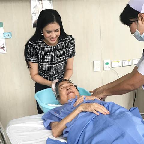 เหนื่อยแค่ไหนก็ยอม โบ-แบม ทำหน้าที่ลูกที่ดี ช่วยกันดูแลเมื่อคุณแม่ป่วย