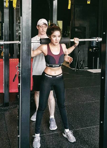 ส่องแฟชั่น ก้อย รัชวิน