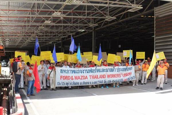 พนักงานโรงงาน รวมตัวร้องเพิ่มโบนัสปลายปี