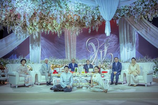 เปิดภาพงานแต่งไฮโซ รวิ วรมาศ ทายาทคิง เพาเวอร์ 