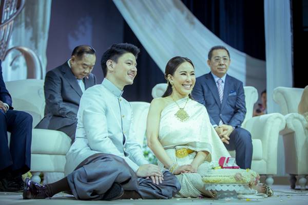 เปิดภาพงานแต่งไฮโซ รวิ วรมาศ ทายาทคิง เพาเวอร์ 