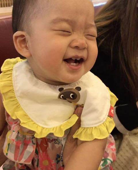 คลิปน่ารัก น้องเป่าเปา แจกความสดใส ทำท่าแลบลิ้นแบร่ ๆ 