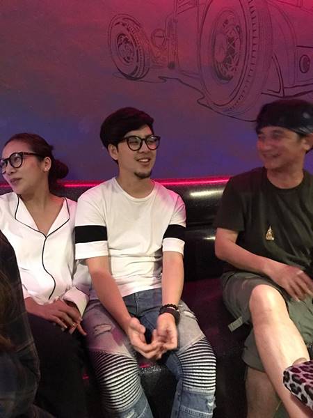 ทอม Room 39 โชว์ร้องเพลง มือปืน ให้ ปู ฟังสด ๆ จนปูทำหน้าแบบนี้  !! 