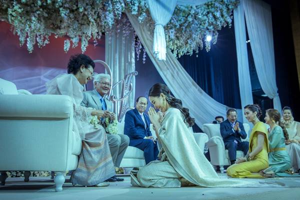 เปิดภาพงานแต่งไฮโซ รวิ วรมาศ ทายาทคิง เพาเวอร์ 