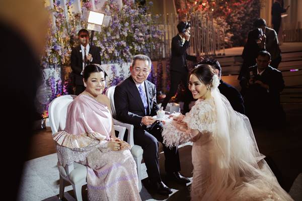 เปิดภาพงานแต่งไฮโซ รวิ วรมาศ ทายาทคิง เพาเวอร์ 