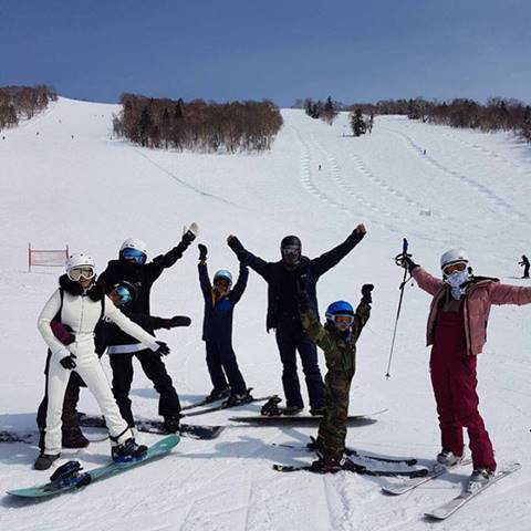 เคน หน่อย จูงมือลูก ๆ น้องคุณ น้องจุน เล่นสกี ตะลุยหิมะที่ญี่ปุ่น  