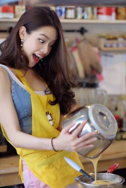 หวานเบอร์แรง ! เกรซ กาญเกล้า เข้าคอร์สเรียนทำเค้ก เซอร์ไพรส์วันเกิด ไฮโซขุนพล 