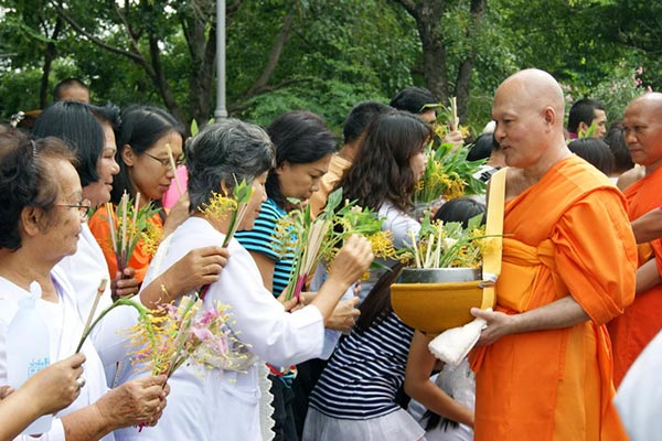 ตักบาตรดอกเข้าพรรษา 2560
