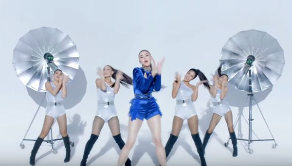 ใหม่ ดาวิกา