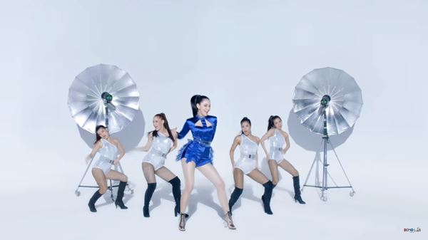 ใหม่ ดาวิกา