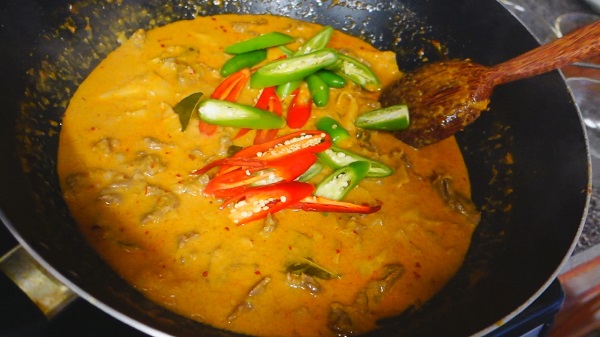 แกงเผ็ดเนื้อหน่อไม้ดอง