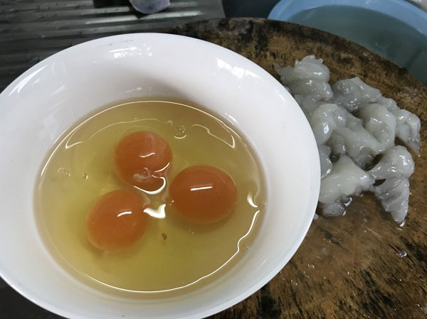 ไข่เจียวกุ้งมังกรเฮียไฝ