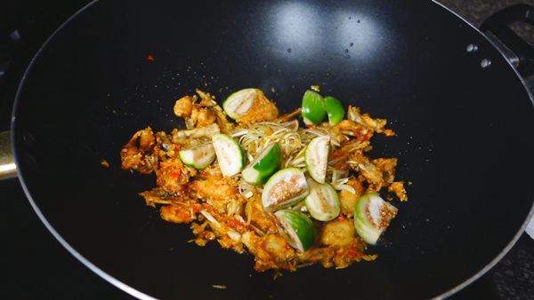 ผัดฉ่ากบทอดกรอบ