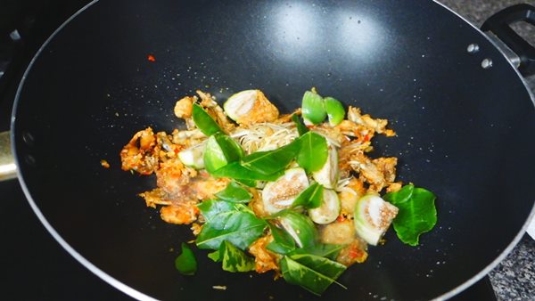 ผัดฉ่ากบทอดกรอบ