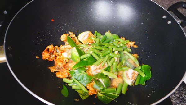 ผัดฉ่ากบทอดกรอบ