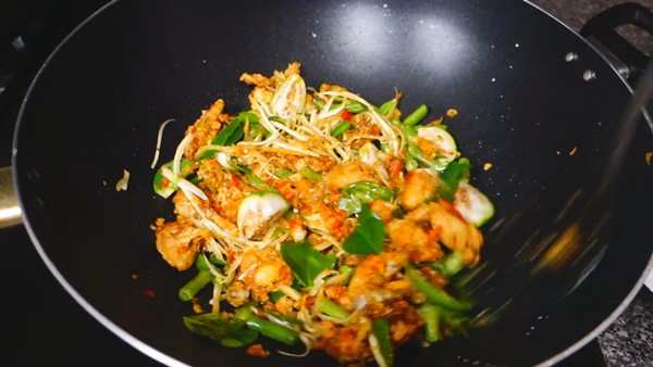 ผัดฉ่ากบทอดกรอบ