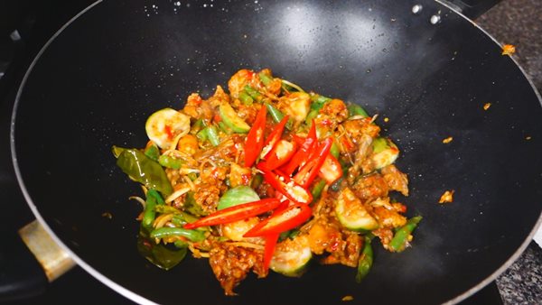 ผัดฉ่ากบทอดกรอบ