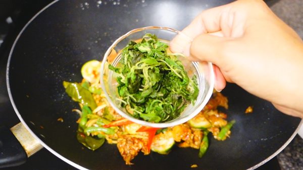 ผัดฉ่ากบทอดกรอบ