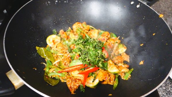 ผัดฉ่ากบทอดกรอบ