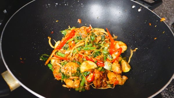 ผัดฉ่ากบทอดกรอบ