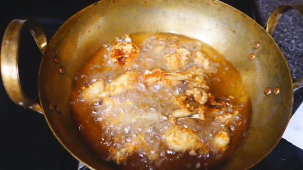 ผัดฉ่ากบทอดกรอบ