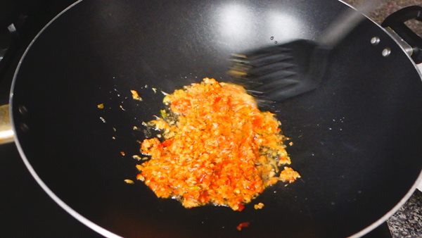 ผัดฉ่ากบทอดกรอบ