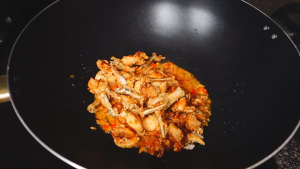 ผัดฉ่ากบทอดกรอบ