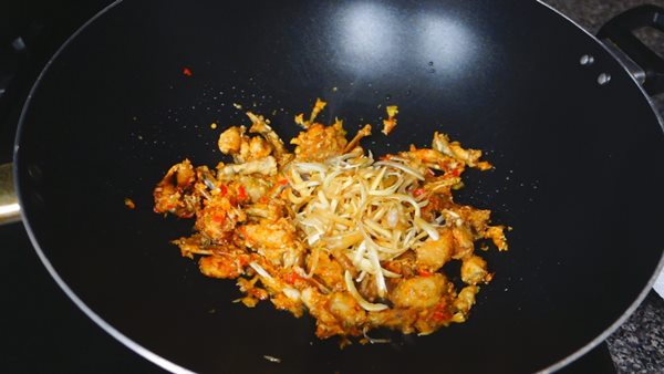 ผัดฉ่ากบทอดกรอบ